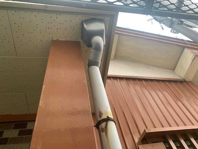 名東区にて雀口板金・雨樋交換の工事事例。劣化した既存の雨樋交換と同時にメンテナンス